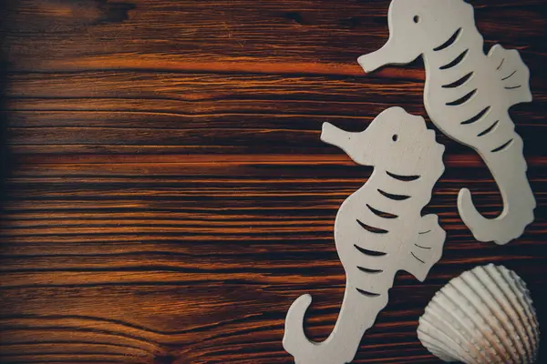 Kumaşa dayanak noktası, ahşap kahverengi arka planda denizatları.