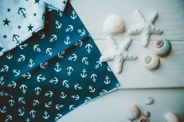 Kumaşa, kabuğa ve ahşap zemine çapa basılmış.