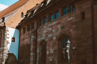 Nuremberg şehrindeki eski mimari bina mavi parlak gökyüzüne karşı. Şehir manzarası