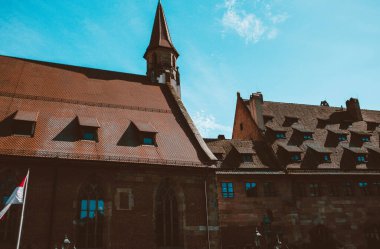 Nuremberg şehrindeki eski mimari bina mavi parlak gökyüzüne karşı. Şehir manzarası