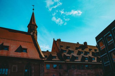 Nuremberg şehrindeki eski mimari bina mavi parlak gökyüzüne karşı. Şehir manzarası