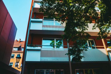 Nuremberg şehrindeki eski mimari bina mavi parlak gökyüzüne karşı. Şehir manzarası