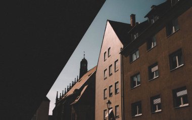Nuremberg şehrindeki eski mimari bina mavi parlak gökyüzüne karşı. Şehir manzarası