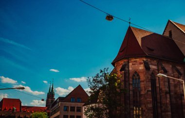 Nuremberg şehrindeki eski mimari bina mavi parlak gökyüzüne karşı. Şehir manzarası