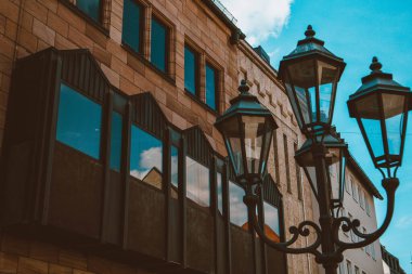 Almanya 'da Nuremberg' de eski güzel bir binanın önündeki fenerler. Şehir manzarası