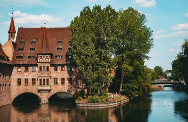 Nuremberg şehrindeki eski mimari bina mavi parlak gökyüzüne karşı. Şehir manzarası