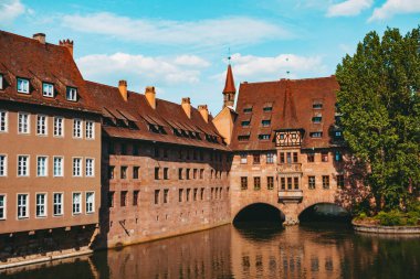 Nuremberg şehrindeki eski mimari bina mavi parlak gökyüzüne karşı. Şehir manzarası