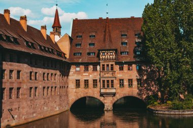 Nuremberg şehrindeki eski mimari bina mavi parlak gökyüzüne karşı. Şehir manzarası