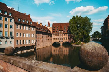 Nuremberg şehrindeki eski mimari bina mavi parlak gökyüzüne karşı. Şehir manzarası