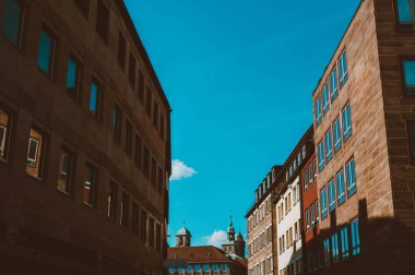 Nuremberg şehrindeki eski mimari bina mavi parlak gökyüzüne karşı. Şehir manzarası