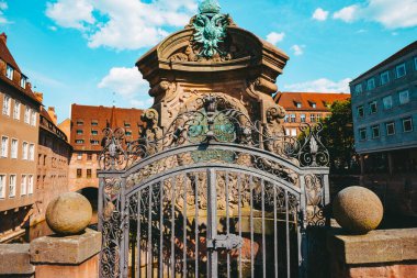 Nuremberg şehrindeki eski mimari bina mavi parlak gökyüzüne karşı. Şehir manzarası