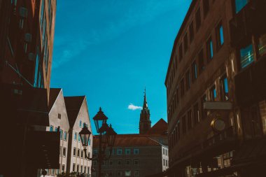 Nuremberg şehrindeki eski mimari bina mavi parlak gökyüzüne karşı. Şehir manzarası