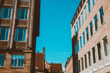 Nuremberg şehrindeki eski mimari bina mavi parlak gökyüzüne karşı. Şehir manzarası