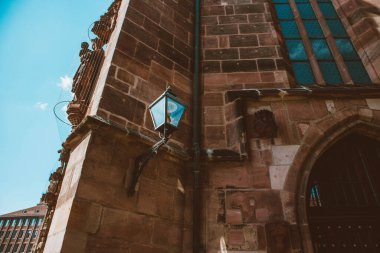 Nuremberg şehrindeki eski mimari bina mavi parlak gökyüzüne karşı. Şehir manzarası