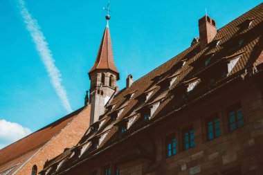 Nuremberg şehrindeki eski mimari bina mavi parlak gökyüzüne karşı. Şehir manzarası