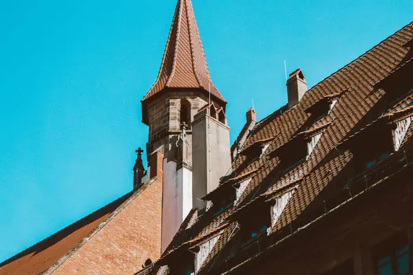 Nuremberg şehrindeki eski mimari bina mavi parlak gökyüzüne karşı. Şehir manzarası