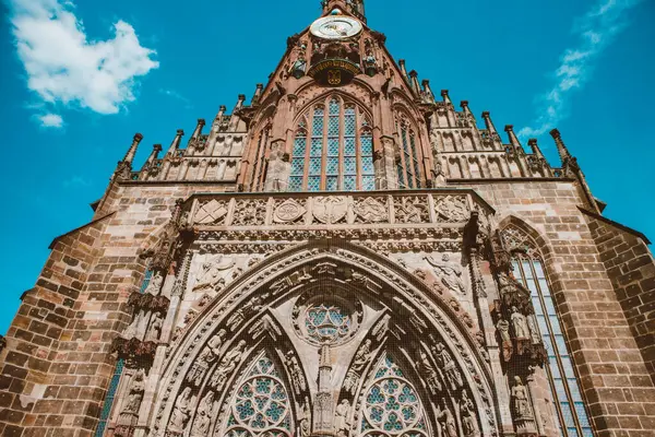 Nuremberg şehrindeki eski mimari bina mavi parlak gökyüzüne karşı. Şehir manzarası