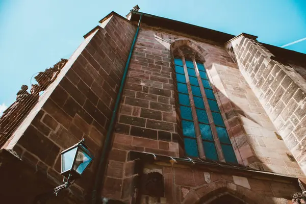 Nuremberg şehrindeki eski mimari bina mavi parlak gökyüzüne karşı. Şehir manzarası