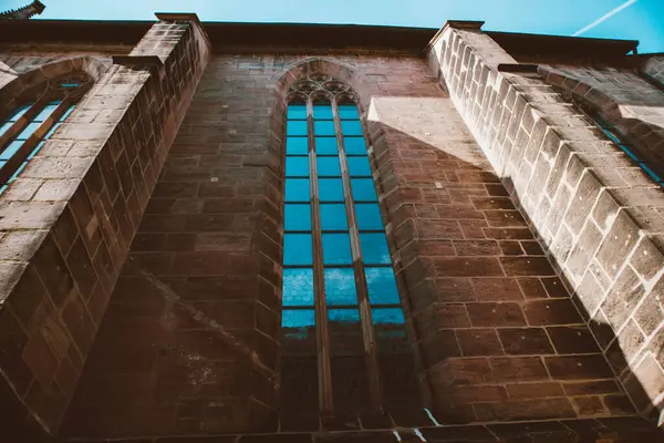 Nuremberg şehrindeki eski mimari bina mavi parlak gökyüzüne karşı. Şehir manzarası