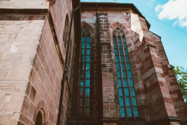 Nuremberg şehrindeki eski mimari bina mavi parlak gökyüzüne karşı. Şehir manzarası