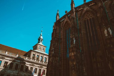 Nuremberg şehrindeki eski mimari bina mavi parlak gökyüzüne karşı. Şehir manzarası