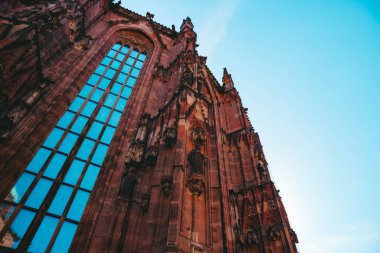 Nuremberg şehrindeki eski mimari bina mavi parlak gökyüzüne karşı. Şehir manzarası