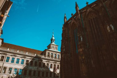 Nuremberg şehrindeki eski mimari bina mavi parlak gökyüzüne karşı. Şehir manzarası