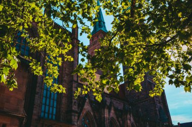 Nuremberg şehrindeki eski mimari bina mavi parlak gökyüzüne karşı. Şehir manzarası