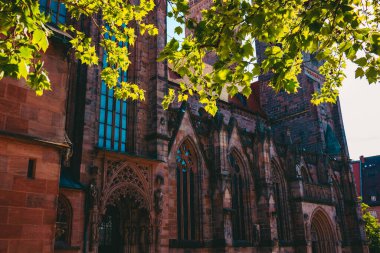 Nuremberg şehrindeki eski mimari bina mavi parlak gökyüzüne karşı. Şehir manzarası