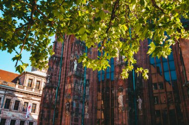 Nuremberg şehrindeki eski mimari bina mavi parlak gökyüzüne karşı. Şehir manzarası