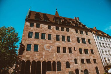 Nuremberg şehrindeki eski mimari bina mavi parlak gökyüzüne karşı. Şehir manzarası