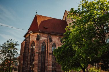 Nuremberg şehrindeki eski mimari bina mavi parlak gökyüzüne karşı. Şehir manzarası