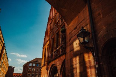 Nuremberg şehrindeki eski mimari bina mavi parlak gökyüzüne karşı. Şehir manzarası