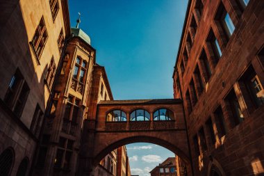 Nuremberg şehrindeki eski mimari bina mavi parlak gökyüzüne karşı. Şehir manzarası