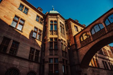 Nuremberg şehrindeki eski mimari bina mavi parlak gökyüzüne karşı. Şehir manzarası