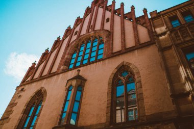 Nuremberg şehrindeki eski mimari bina mavi parlak gökyüzüne karşı. Şehir manzarası