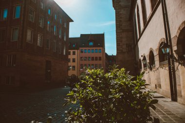 Nuremberg şehrindeki eski mimari bina mavi parlak gökyüzüne karşı. Şehir manzarası