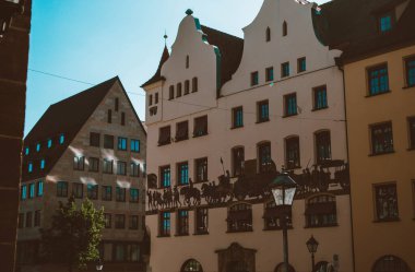 Nuremberg şehrindeki eski mimari bina mavi parlak gökyüzüne karşı. Şehir manzarası