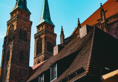 Nuremberg şehrindeki eski mimari bina mavi parlak gökyüzüne karşı. Şehir manzarası