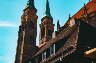 Nuremberg şehrindeki eski mimari bina mavi parlak gökyüzüne karşı. Şehir manzarası