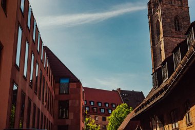 Nuremberg şehrindeki eski mimari bina mavi parlak gökyüzüne karşı. Şehir manzarası