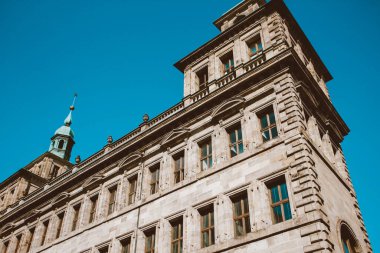 Nuremberg şehrindeki eski mimari bina mavi parlak gökyüzüne karşı. Şehir manzarası