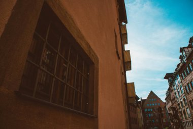 Nuremberg şehrindeki eski mimari bina mavi parlak gökyüzüne karşı. Şehir manzarası