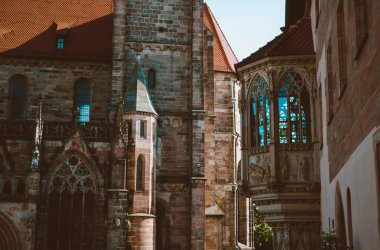 Nuremberg şehrindeki eski mimari bina mavi parlak gökyüzüne karşı. Şehir manzarası