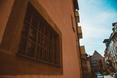 Nuremberg şehrindeki eski mimari bina mavi parlak gökyüzüne karşı. Şehir manzarası