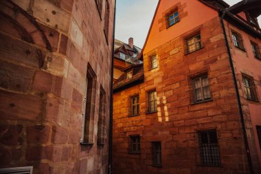 Nuremberg şehrindeki eski mimari bina mavi parlak gökyüzüne karşı. Şehir manzarası