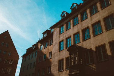 Nuremberg şehrindeki eski mimari bina mavi parlak gökyüzüne karşı. Şehir manzarası