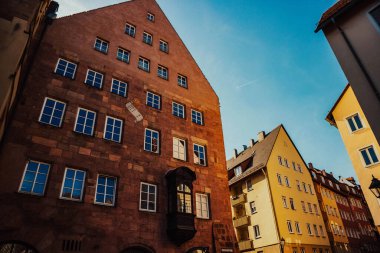 Nuremberg şehrindeki eski mimari bina mavi parlak gökyüzüne karşı. Şehir manzarası