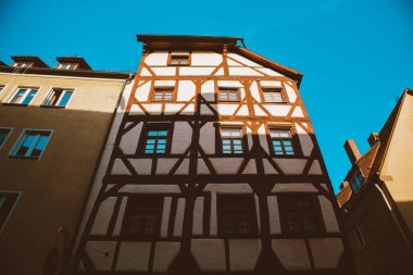 Nuremberg şehrindeki eski mimari bina mavi parlak gökyüzüne karşı. Şehir manzarası