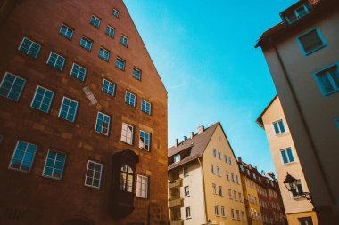 Nuremberg şehrindeki eski mimari bina mavi parlak gökyüzüne karşı. Şehir manzarası